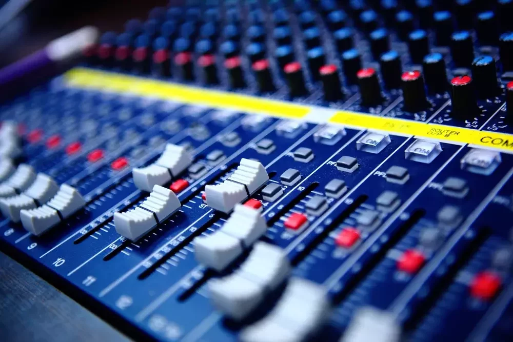 ¿QUÉ ES EL BROADCASTING Y CÓMO FUNCIONA?